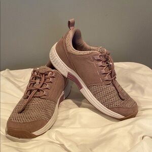 Women’s Breathable Knit Sneakers in Dusty Mauve size 9.5
